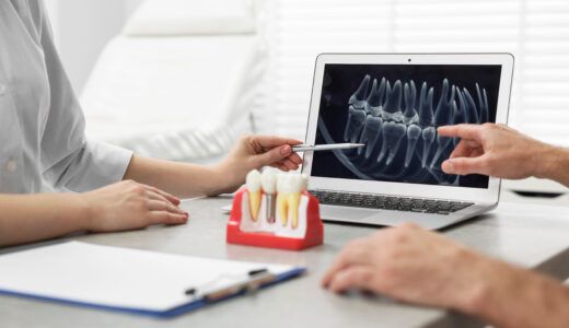 【インプラント費用の相場】1本の値段を安く抑えるコツと後悔しない歯科選び